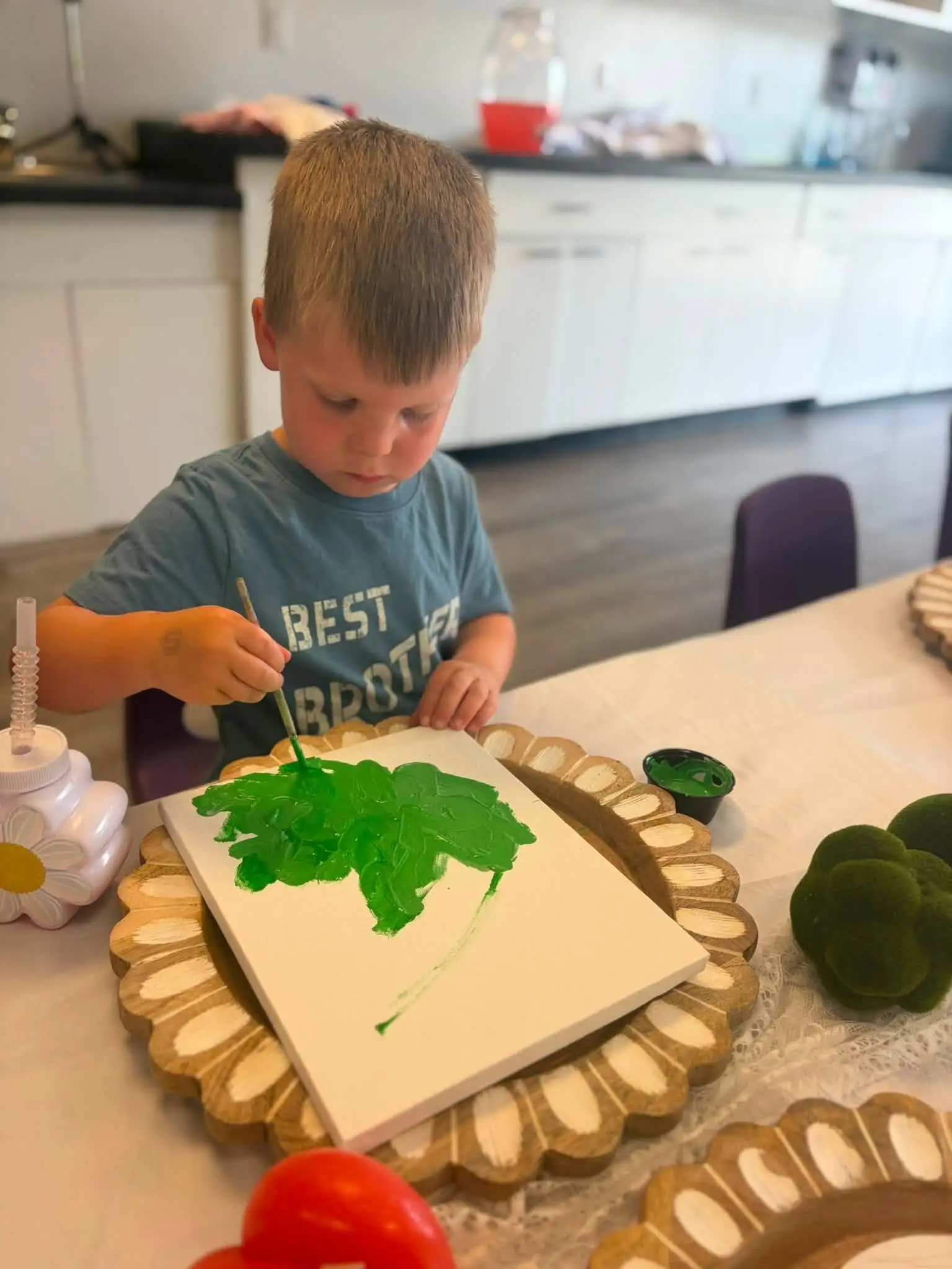 Kids painting at Unity Moves